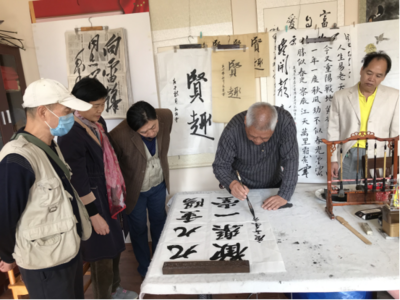 翰墨飄香慶重陽 鄰里共敘敬老情——管城區蓉灣社區舉辦“九九重陽節 書法展風采”書法交流會暨教育咨詢服務活動