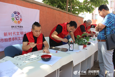 墨香沁社區(qū) 膠州市中云街道書法志愿者送作品進(jìn)萬家